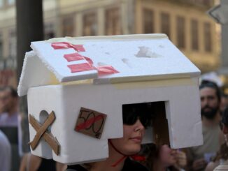 "Una casa para vivir, un planeta para habitar" es el lema que ha congregado este sábado a miles de personas en las calles de varias ciudades portuguesas, donde han pedido por la justicia climática y medidas eficaces contra la crisis de vivienda que registra el país.
 EFE/EPA/FERNANDO VELUDO