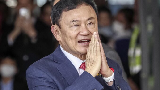 Imagen de Archivo del regreso del exilio a Tailandia del ex primer ministro Thaksin Shinawatra.
 EFE/EPA/RUNGROJ YONGRIT
