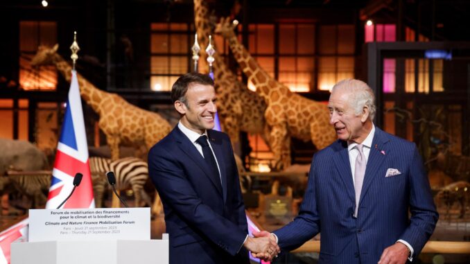 El presidente francés, Emmanuel Macron, (i) estrecha la mano a Carlos III de Inglaterra durante una vista al Museo de Historia Natural de París. EFE/EPA/Ludovic Marin / POOL MAXPPP OUT
