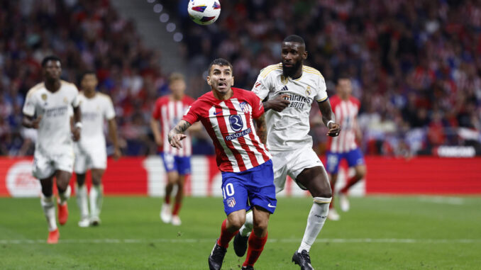 El delantero argentino del Atlético de Madrid Ángel Correa (i) disputa un balón ante Antonio Rüdiger (d) defensa del Real Madrid. EFE/ Rodrigo Jimenez
