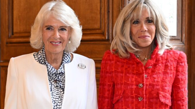 La reina Camila (izq) del Reino Unido y la primera dama francesa, Brigitte Macron, posan durante su visita al edificio Richelieu de la Biblioteca Nacional de Francia, en París, el 21 de septiembre de 2023. EFE/EPA/BERTRAND GUAY / POOL MAXPPP OUT
