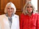 La reina Camila (izq) del Reino Unido y la primera dama francesa, Brigitte Macron, posan durante su visita al edificio Richelieu de la Biblioteca Nacional de Francia, en París, el 21 de septiembre de 2023. EFE/EPA/BERTRAND GUAY / POOL MAXPPP OUT