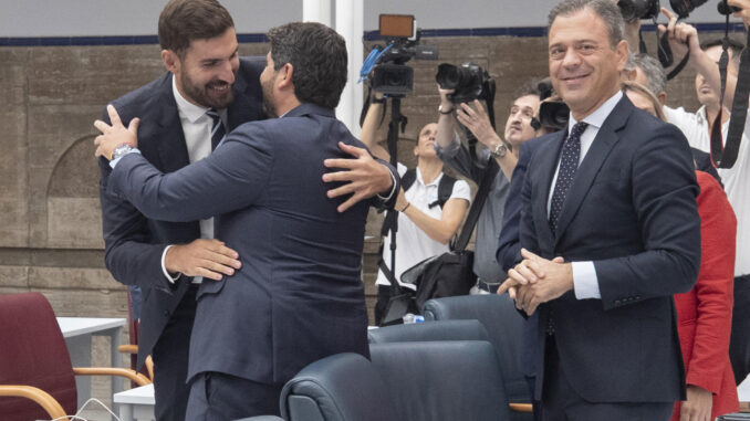 El presidente de la Comunidad de Murcia, Fernando López Miras (2i), se abraza al portavoz de Vox José, Ángel Antelo tras ser investido presidente gracias al acuerdo de gobierno firmado por los dos partidos , este jueves en la Asamblea Regional de Murcia en Cartagena. EFE/Marcial Guillén
