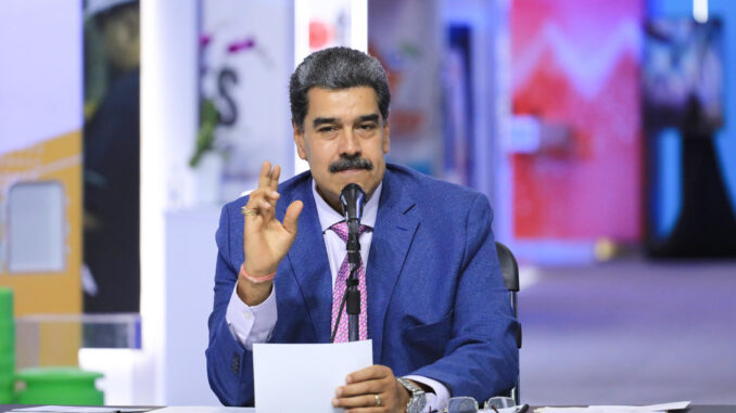 Fotografía cedida por la oficina de prensa de Miraflores donde se observa al presidente de Venezuela, Nicolás Maduro, durante la inauguración de la Feria Internacional de Telecomunicaciones de Venezuela, en Caracas (Venezuela). EFE/ Prensa Miraflores
