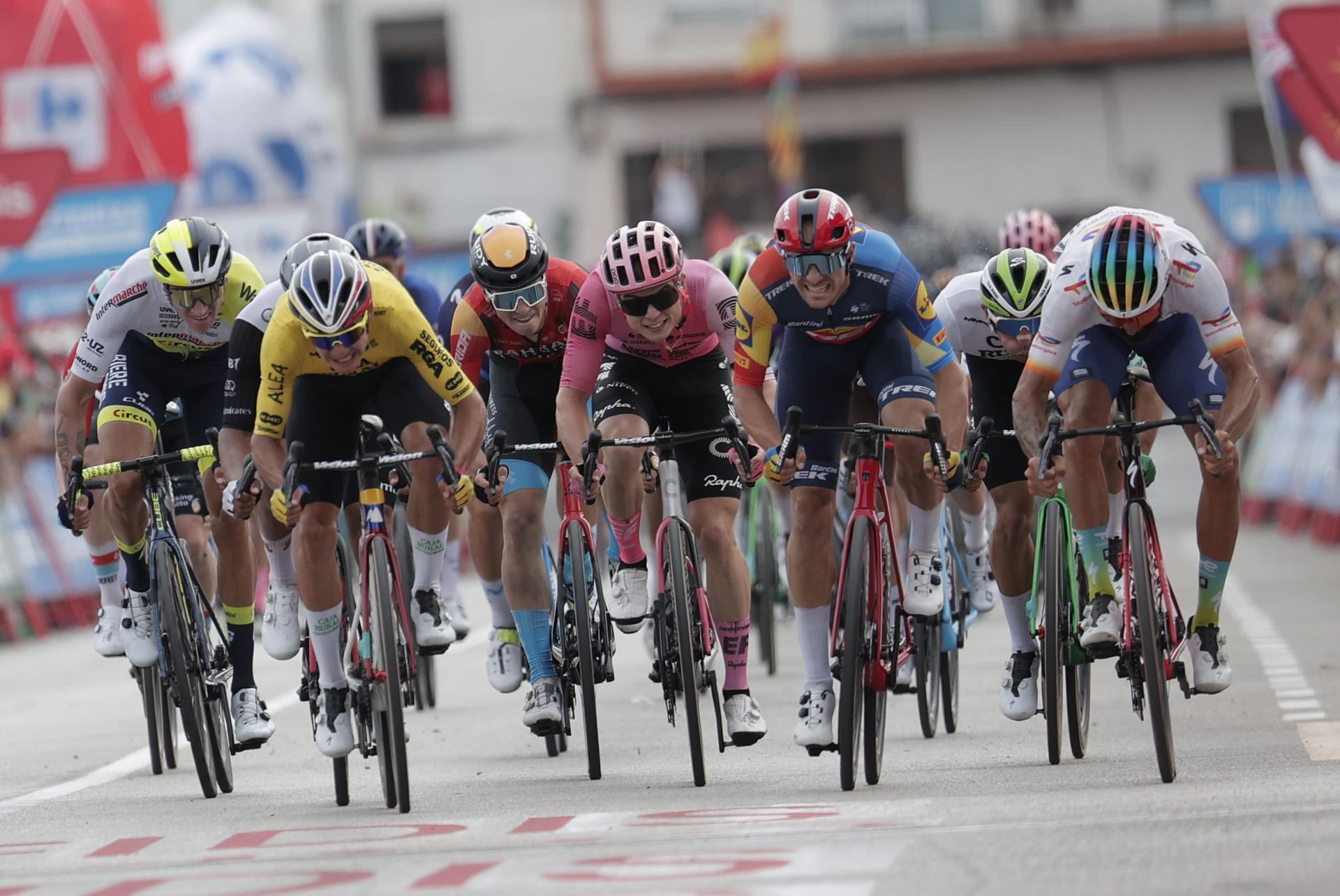 El ciclista francés Geoffrey Soupe (d) del equipo TotalEnergies gana la séptima etapa de la Vuelta a España, este viernes. La séptima etapa de la Vuelta Ciclista a España lleva al pelotón entre las localidades valencianas de Utiel y Oliva, un recorrido de 201 km de recorrido llano. EFE/ Manuel Bruque
