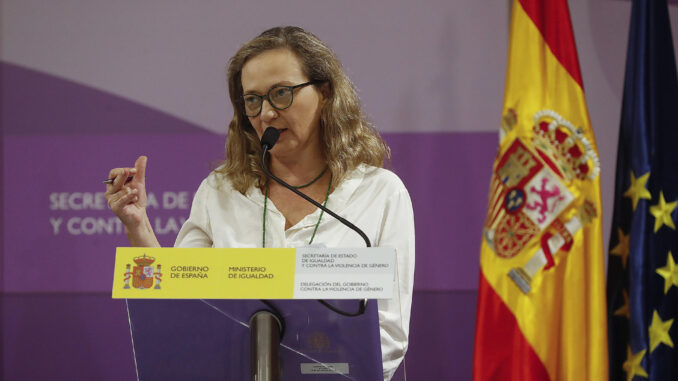 La delegada del Gobierno contra la violencia de género, Victoria Rosell, ofrece una rueda de prensa tras la reunión del comité de crisis para analizar los últimos asesinatos machistas en el mes de agosto este lunes en Madrid. EFE/ J.P. Gandul
