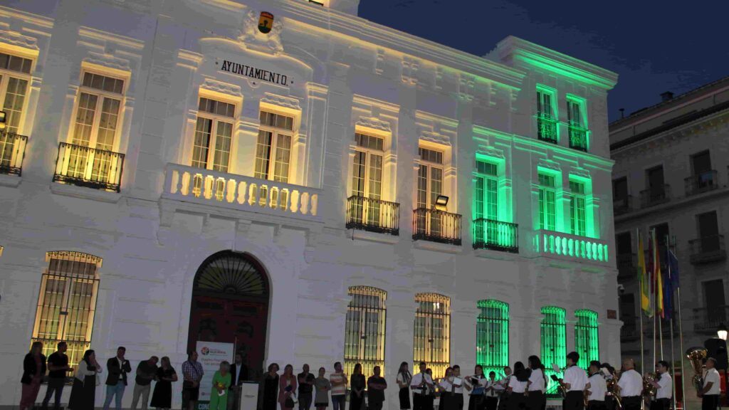 El Ayuntamiento de Tomelloso se Ilumina en amarillo y verde en conmemoración del Día de la Salud Mental