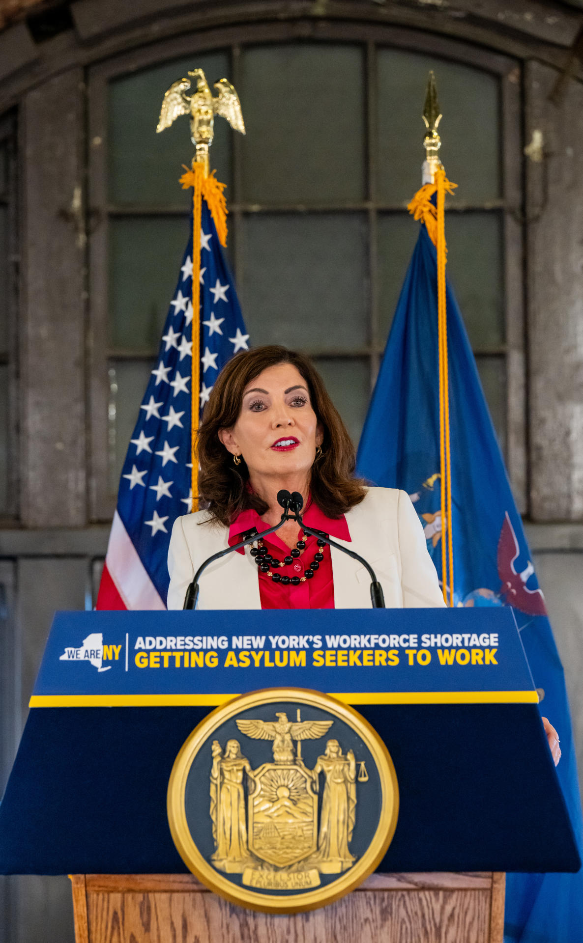 Fotografía cedida por la Gobernación de Nueva York donde aparece su gobernadora Kathy Hochul mientras anuncia puestos de trabajo para solicitantes de asilo y migrantes durante una rueda de prensa celebrada hoy en Hot Bread Kitchen en el Mercado Chelsea, en Nueva York. EFE/Susan Watts/Gobernación de Nueva York
