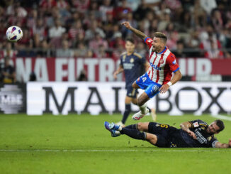 El centrocampista del Girona Cristian Portugués "Portu" (encima) pelea un balón con el defensa del Real Madrid Nacho Fernández durante el partido de la jornada 8 de Liga de Primera división que disputan el Girona y el Real Madrid, en el estadio de Montilivi, en Girona. EFE/Siu Wu