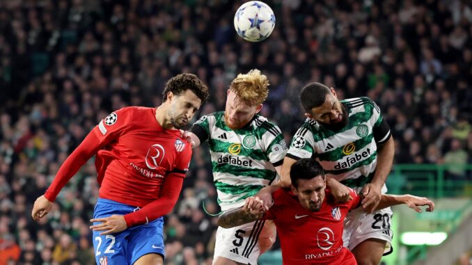 Liam Scales (2I) y Cameron Carter-Vickers (d), del Celtic en acció contra against Mario Hermoso (I) y Stefan Savic, del Atlético, en Glasgow. EFE/EPA/ROBERT PERRY
