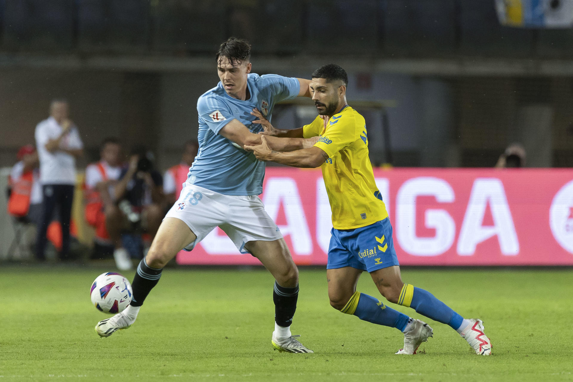 El defensa central de Las Palmas Alex Suárez (d) pelea un balón con el delantero noruego del Celta Jørgen Strand Larsen durante el partido de LaLiga que se disputó en el estadio de Gran Canaria. EFE/ Quique Curbelo
