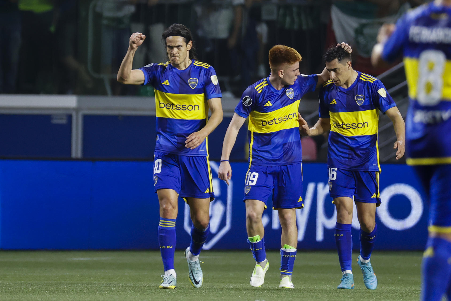 Edinson Cavani (i) de Boca Juniors celebra su gol hoy, en un partido de las semifinales de la Copa Libertadores entre Palmeiras y Boca Juniors en el estadio Allianz Parque en Sao Paulo (Brasil). EFE/ Sebastiao Moreira
