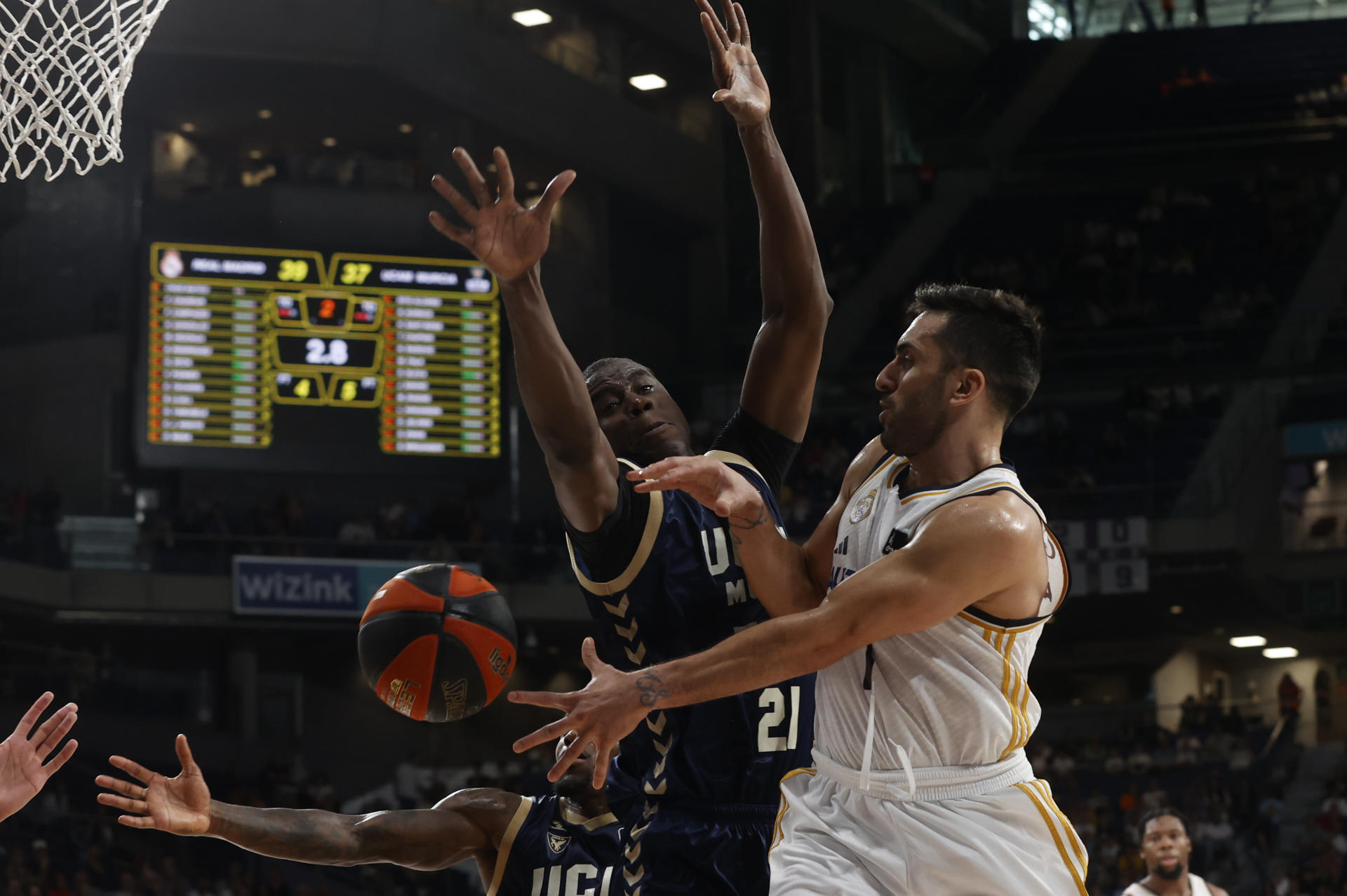 El escolta argentino del Real Madrid Facundo Campazzo (d) disputa una posesión ante Moussa Diagne (i) pívot senegalés del UCAM Murcia durante el partido de la jornada 5 de la Liga Endesa entre Real Madrid y UCAM Murcia en el WiZink Center de Madrid. EFE/ Juan Carlos Hidalgo
