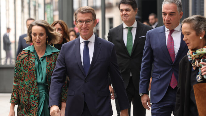 El líder popular Alberto Núñez Feijóo (c) acompañado por los diputados de su partido Cuca Gamarra (i), Elías Bendodo (2d), y Carlos Rojas (3d), entre otros, a su llegada al Congreso de los Diputados para asistir a la ceremonia de jura de la Constitución de Leonor de Borbón en el día de su 18 cumpleaños, una ceremonia que representa el hito más importante de su trayectoria institucional y pavimenta el camino para que algún día se convierta en reina. EFE/ Kiko Huesca
