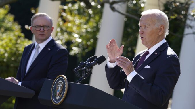 El presidente de Estados Unidos, Joe Biden (d), habla en una rueda de prensa conjunta con el primer ministro de Australia, Anthony Albanese (i), este 25 de octubre de 2023, en la Casa Blanca, Washington. EFE/ Yuri Gripas/ABACA/Pool
