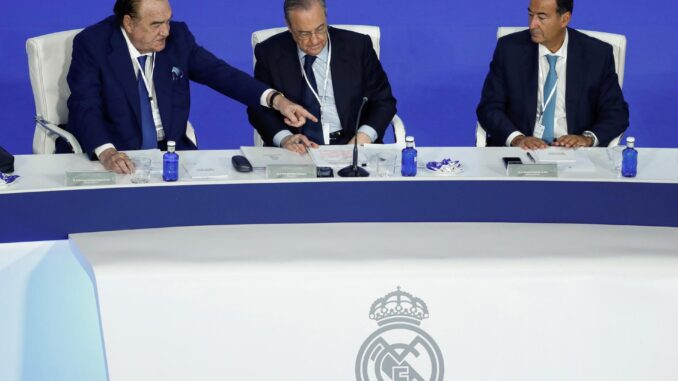 El vicepresidente primero del Real Madrid, Fernando Fernández Tapias (i), junto al presidente, Florentino Perez, y el vicepresidente segundo, Eduardo Fernández de Blas (d), durante una asamblea del club. EFE/Emilio Naranjo
