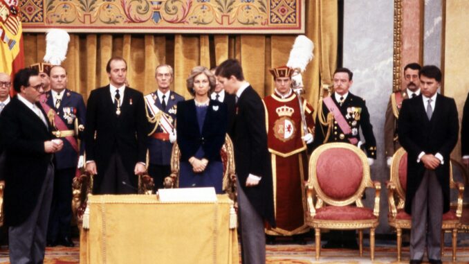 El príncipe de Asturias, Felipe de Borbón, jura la Constitución el 30 de enero de 1986, día que cumplía la mayoría de edad, en el hemiciclo del Palacio de las Cortes. EFE/aa
