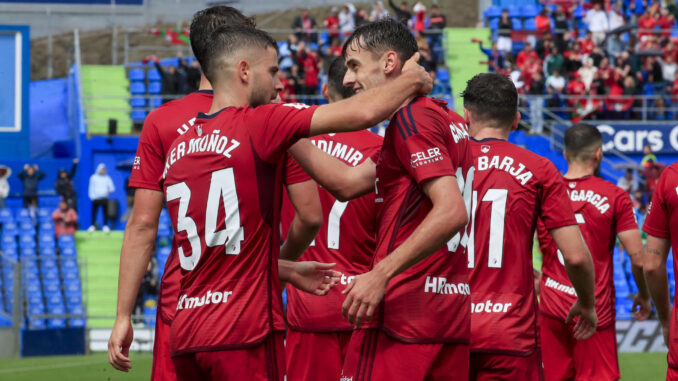 Los jugadores de Osasuna celebran el gol de Iker Muñoz (i) contra el Getafe en una foto de archivo.-EFE/ Fernando Alvarado
