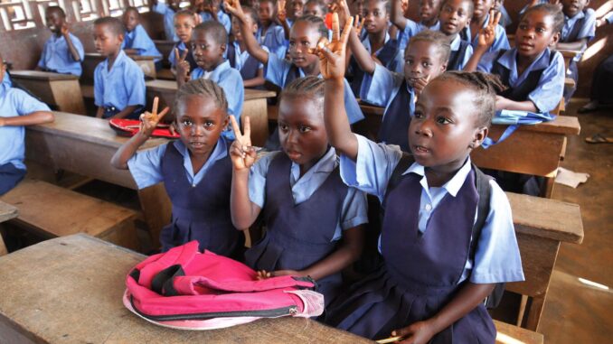 Fotografía de archivo de un grupo de escolares en clase en la Harper School en el Maryland County (Liberia). EFE/ Ahmed Jallanzo
