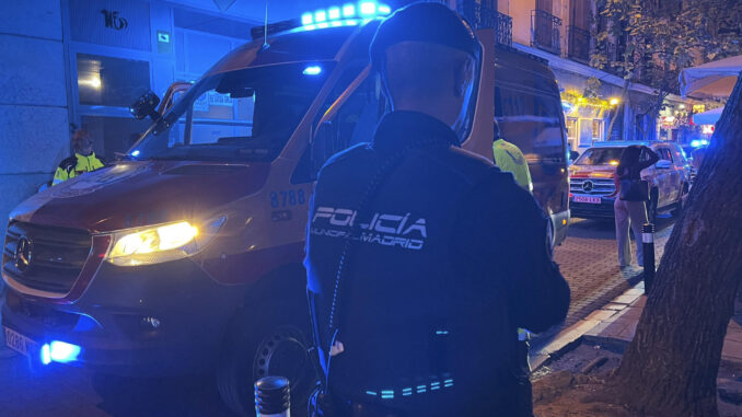 Un hombre de 30 años ha resultado esta noche de jueves herido muy grave al sufrir una agresión con arma blanca en la popular plaza madrileña del Dos de Mayo. El agredido, que sufría una herida en la femoral derecha, ha sido ingresado en estado muy grave en el Hospital Clínico. EFE/Ayuntamiento Madrid  ***SOLO USO EDITORIAL/SOLO DISPONIBLE PARA ILUSTRAR LA NOTICIA QUE ACOMPAÑA (CRÉDITO OBLIGATORIO)***
