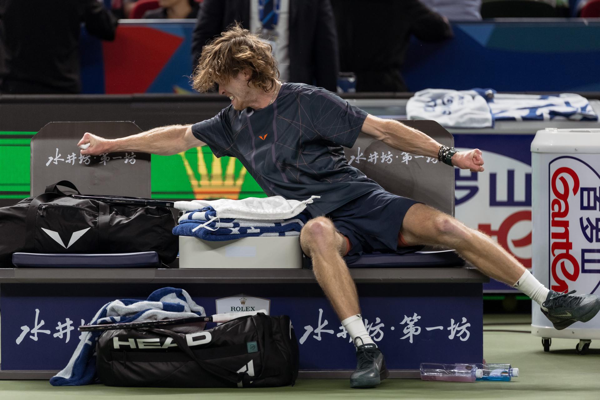 El tenista ruso Andrey Rublev tras perder con el polaco Hubert Hurkacz en el Másters 1000 de Shanghái. EFE/EPA/ALEX PLAVEVSKI
