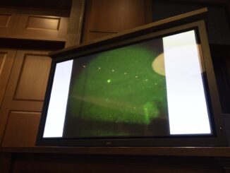 Vista de una pantalla donde se registra lo que parece ser ovnis o fenómenos aéreos no identificados (UAP, en inglés), en una fotografía de archivo. EFE/ Jim Lo Scalzo