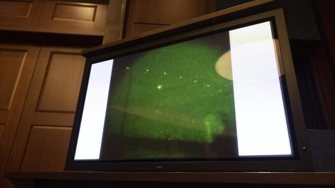 Vista de una pantalla donde se registra lo que parece ser ovnis o fenómenos aéreos no identificados (UAP, en inglés), en una fotografía de archivo. EFE/ Jim Lo Scalzo
