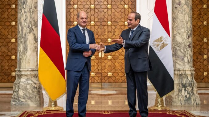 El presidente de Egipto, Abdelfatah al Sisi, estrecha la mano del canciller de Alemania, Olaf Scholz, de visita en El Cairo. EFE/EPA/Michael Kappeler / POOL
