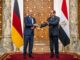 El presidente de Egipto, Abdelfatah al Sisi, estrecha la mano del canciller de Alemania, Olaf Scholz, de visita en El Cairo. EFE/EPA/Michael Kappeler / POOL