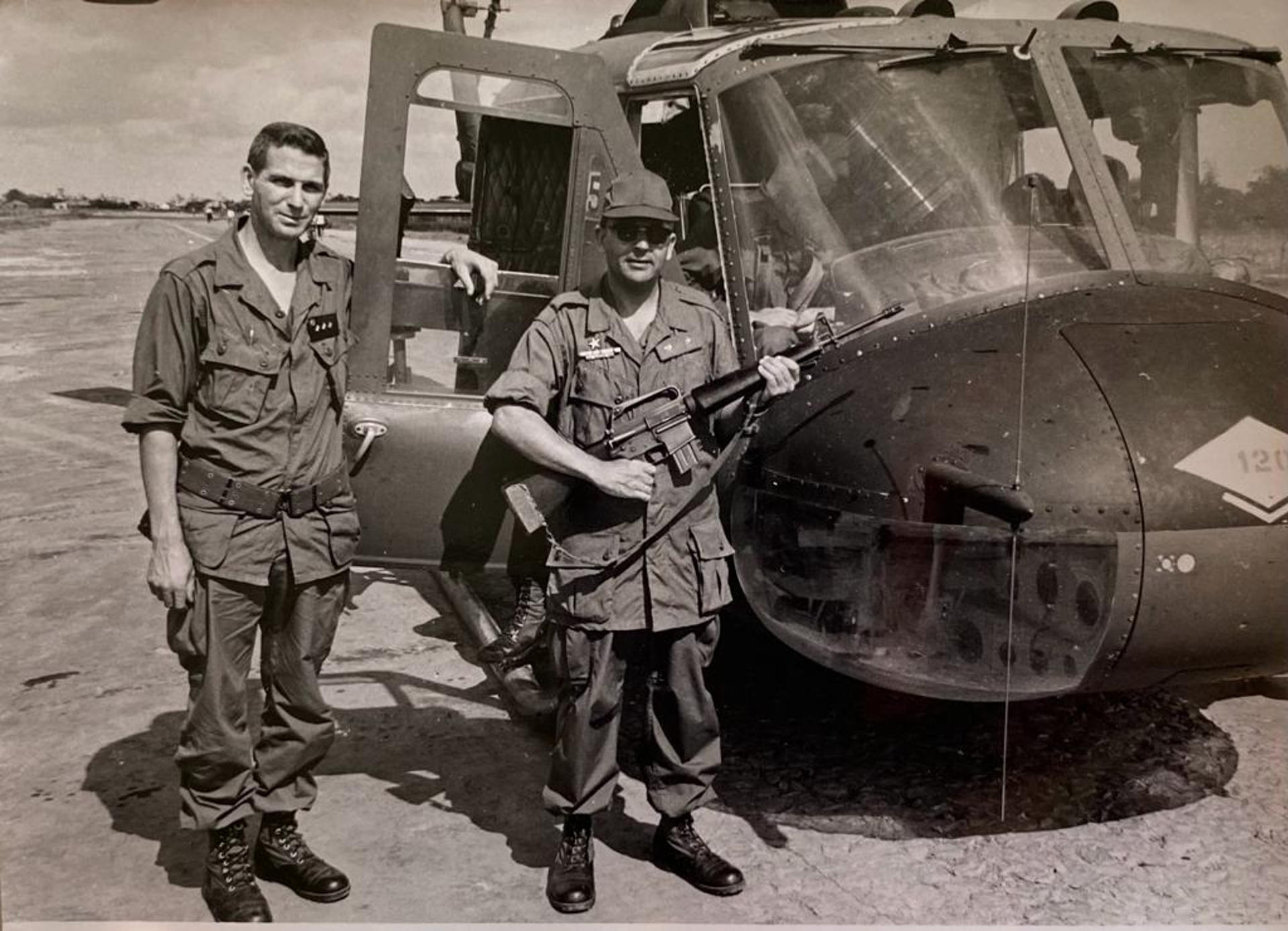 El capitán médico español Francisco Faúndez en Go Cong (Vietnam) en 1966, a donde fue enviado como parte de la misión médica española en la Guerra de Vietnam. Más de medio siglo después de convivir con el médico castrense español Francisco Fáundez, el vietnamita Ngoc Chau, de 90 años, recibe emocionado en su casa a Ángela, la hija del fallecido militar, miembro de la misión sanitaria enviada por el Ejército español a la Guerra de Vietnam. EFE/Ángela Faúndez  SOLO USO EDITORIAL/SOLO DISPONIBLE PARA ILUSTRAR LA NOTICIA QUE ACOMPAÑA (CRÉDITO OBLIGATORIO)
