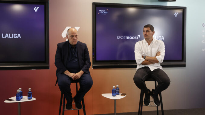 El exjugador Iker Casillas y el presidente de LaLiga, Javier Tebas, durante la presentación de las iniciativas ganadoras del proyecto "Meet LaLiga".EFE/Javier Lizón
