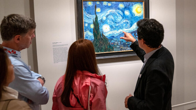 Visitantes de una exposición de obras en Van Gogh en Nueva York. EFE/Ángel Colmenares
