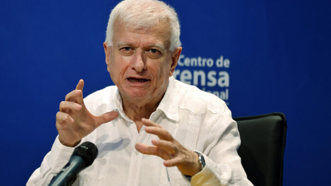 El embajador de Palestina en Cuba, Akram Samhan habla durante una rueda de prensa hoy, en La Habana (Cuba). EFE/ Ernesto Mastrascusa
