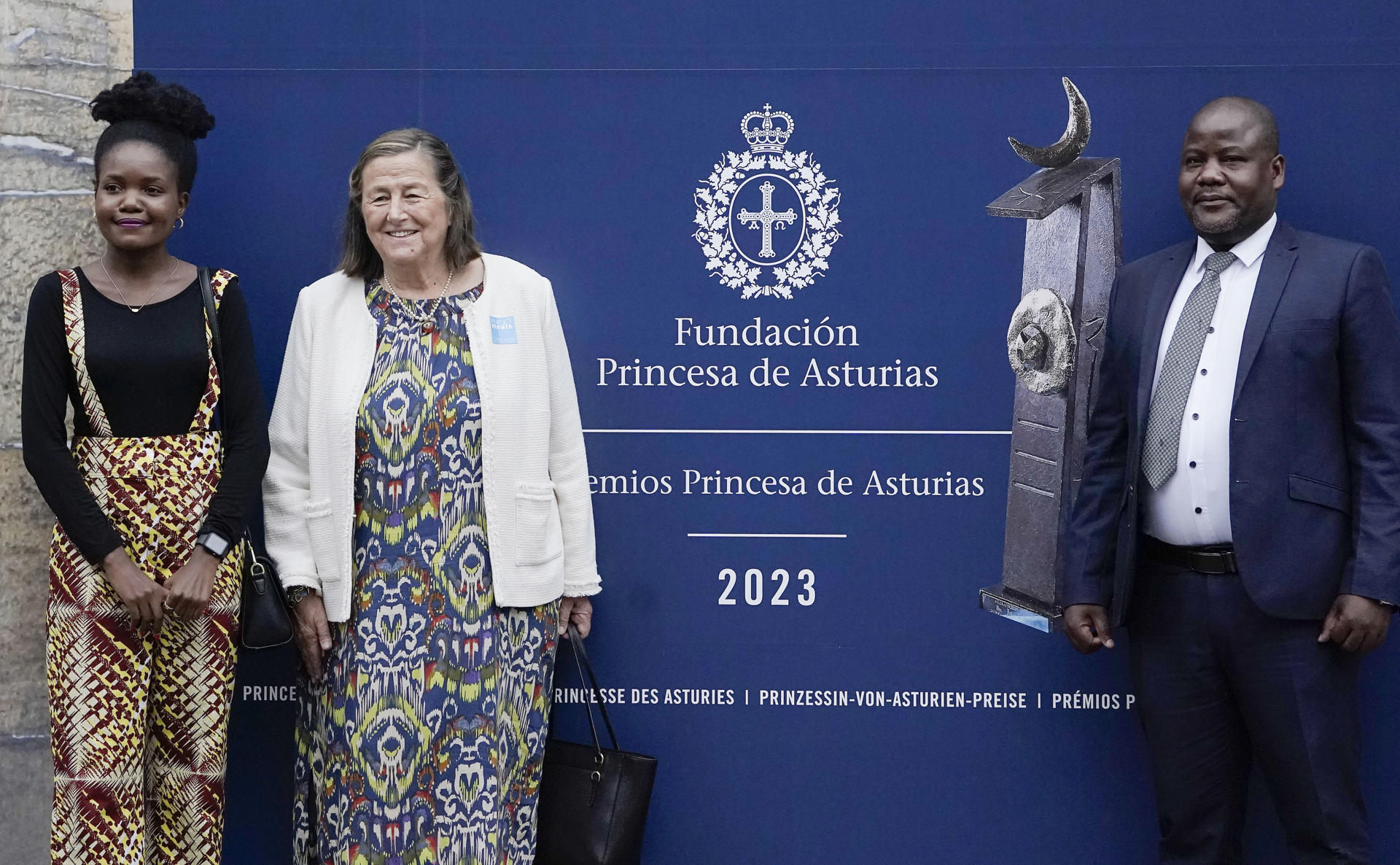 Los responsables de Mary's Meals, Amina Iddy (i), Elisabeth Alexandra (c) y Panji Chipson, posan para los medios antes de la rueda de prensa ofrecida en la víspera a recibir el Premio Princesa de Asturias de la Concordia 2023 concedido a esta organización por su trabajo para alimentar a escolares en zonas afectadas por crisis alimentarias. EFE/Paco Paredes
