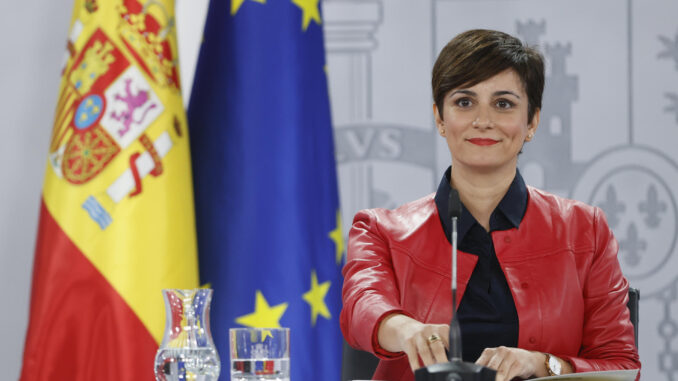 La portavoz del Gobierno y ministra de Política Territorial en funciones, Isabel Rodríguez, durante la rueda de prensa posterior a la reunión semanal del Consejo de Ministros, este martes, en el complejo del Palacio de la Moncloa en Madrid. EFE/ Mariscal
