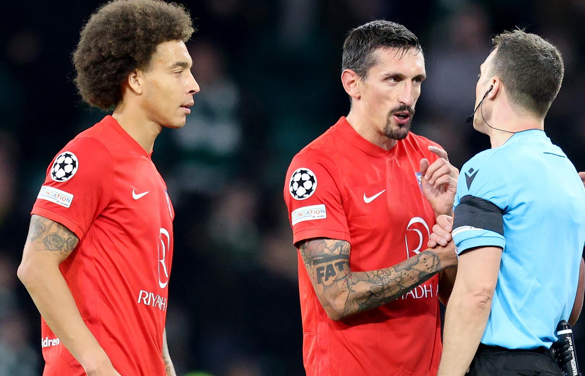 Stefan Savic (C) jugador atlético habla con el arbitro Felix Zwayer al final de partido de la UEFA Champions League entre el Celtic de Glasgow y Atlético Madrid. EFE/EPA/ROBERT PERRY
