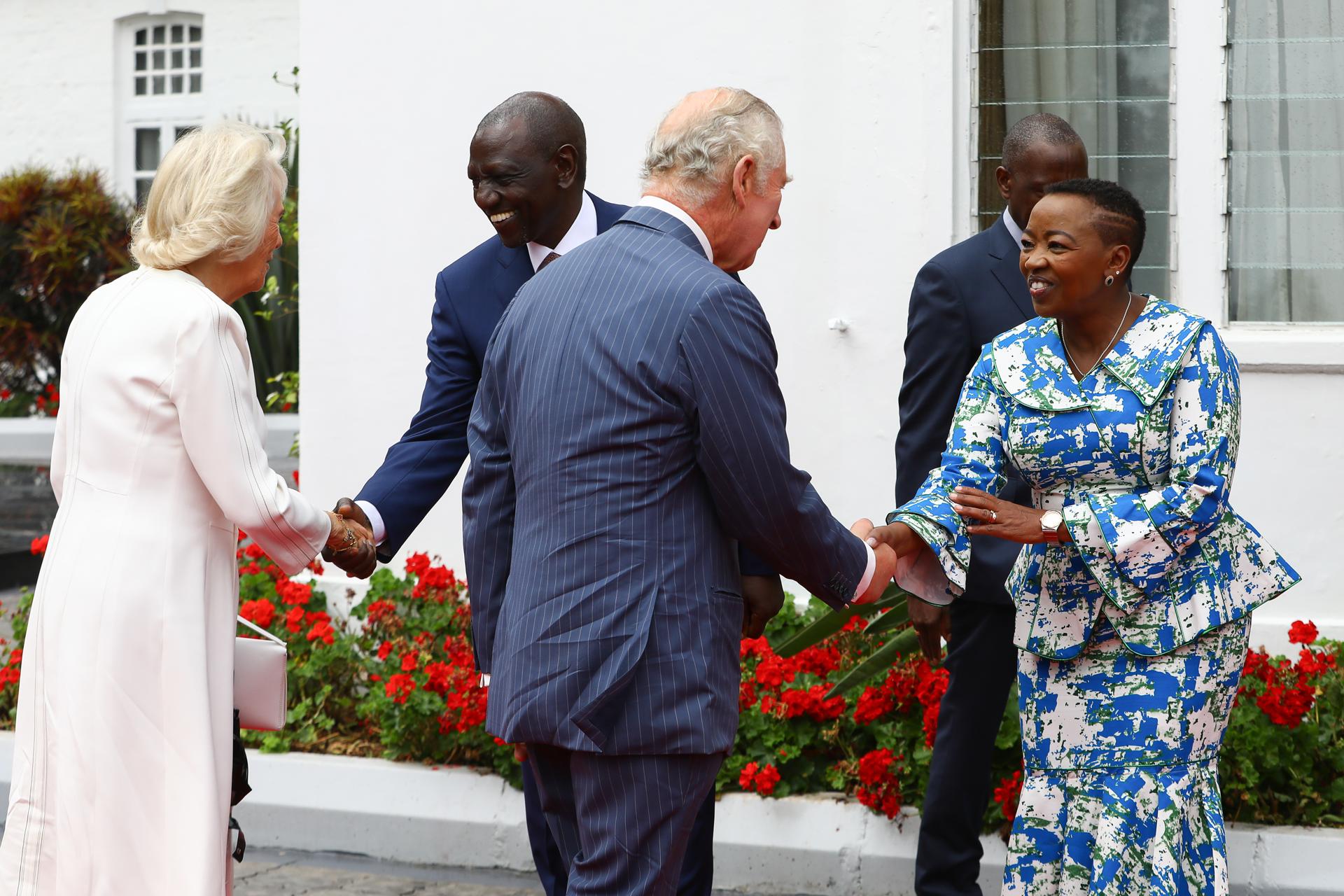 El presidente de Kenia, William Ruto, y la primera dama Rachel Chebet reciben en la State House de Nairobi (sede de la Presidencia keniana) a los reyes de Reino Unido, Carlos III y Camila. EFE/EPA/DANIEL IRUNGU
