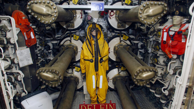 Detalle de un espacio en el submarino Delfín S-61 que, amarrado desde 2004 en el puerto de Torrevieja (Alicante), no fue desguazado tras terminar de prestar servicio (1973-2003) y en estas casi dos décadas de 'segunda vida' se ha confirmado en uno de los complementos más solicitados dentro de la oferta turística de esta ciudad del sur de la Comunitat Valenciana. EFE/Morell
