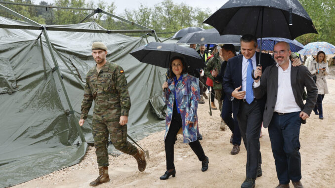 La ministra de Defensa, Margarita Robles, visita el puente Mabey que han instalado los militares del Mando de Ingenieros del Ejército de Tierra en la localidad madrileña de Aldea del Fresno tras ser destruido por la última DANA a principios de septiembre. EFE/ Rodrigo Jiménez
