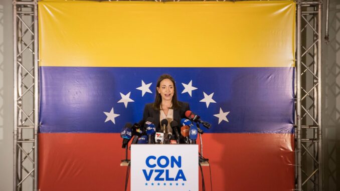 La exdiputada María Corina Machado, ofrece declaraciones a periodistas ayer, en Caracas (Venezuela). EFE/ Miguel Gutiérrez
