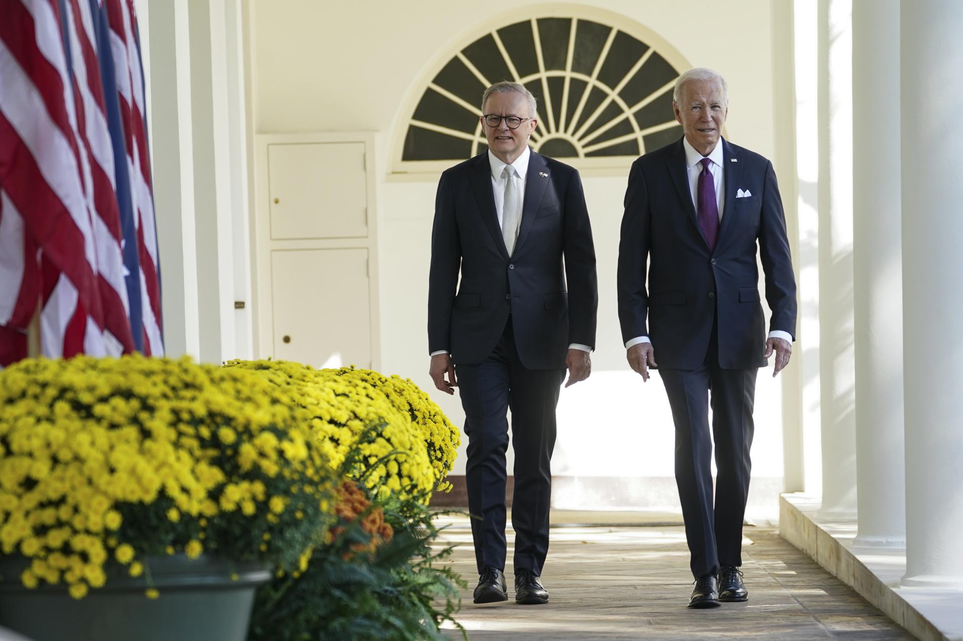 El presidente de Estados Unidos, Joe Biden (d), junto al primer ministro de Australia, Anthony Albanese (i), este 25 de octubre de 2023, en la Casa Blanca, Washington. EFE/ Kevin Lamarque/Pool
