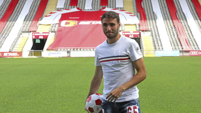 El delantero valenciano del Braga, Abel Ruiz, que se enfrentará al Real Madrid en Champions, tiene claro que quiere afianzarse en la selección absoluta española, con la que suma dos participaciones y varias convocatorias. En la imagen, foto de archivo de Abel Ruiz en el estadio del Braga. EFE/ Carlos García
