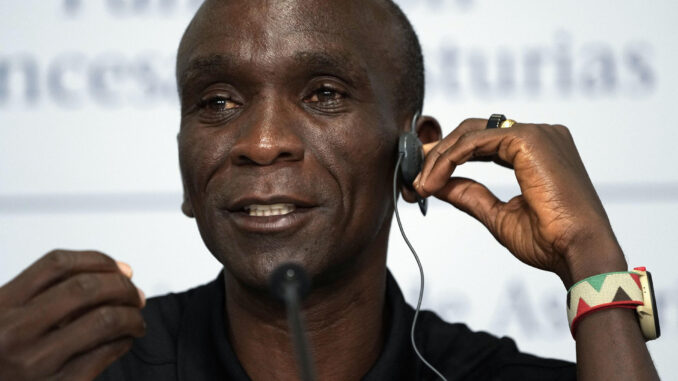 El atleta keniano Eliud Kipchoge, considerado el mejor corredor de maratón de todos los tiempos, ofrece una rueda de prensa previa a recibir en el Teatro Campoamor de Oviedo el Premio Princesa de Asturias de los Deportes 2023. EFE/ Paco Paredes
