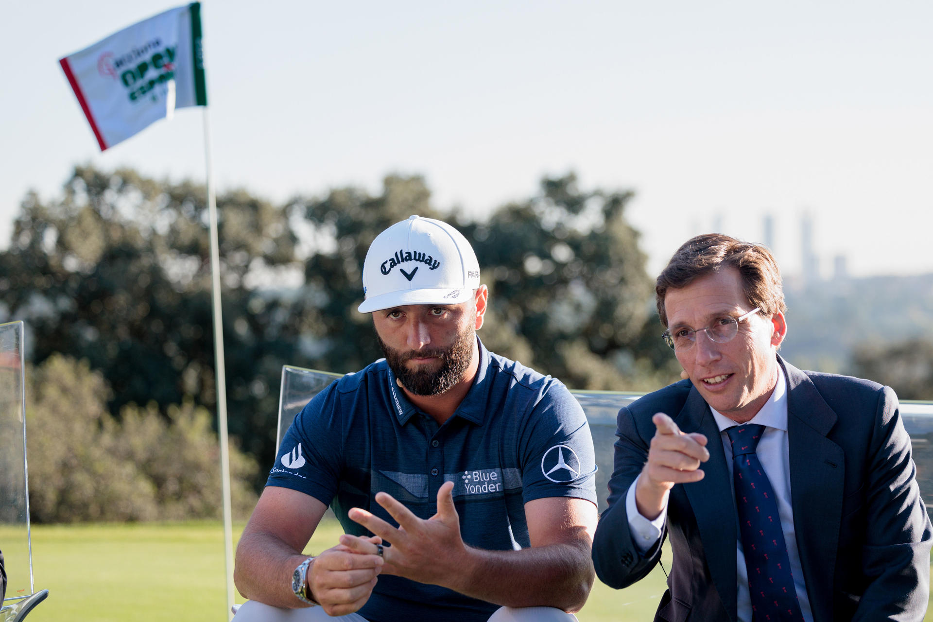 El golfista español Jon Rahm, número tres del mundo, y el alcalde de Madrid, José Luis Martínez-Almeida (d), presentan el torneo Acciona Open de España de golf, este martes, en el Club de Campo Villa de Madrid. EFE/ Sergio Pérez
