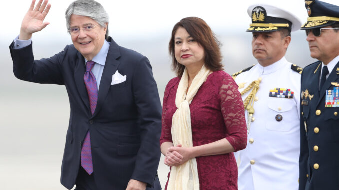 El presidente de Ecuador, Guillermo Lasso, saluda a su llegada junto a la ministra de Exteriores de Perú Ana Gervasi Díaz (d) hoy, en la base militar Grupo Aéreo Número 8, en Lima (Perú). EFE/ Paolo Aguilar
