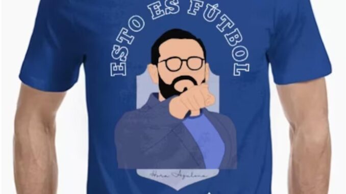 Camiseta con el lema 'Esto es fútbol papá' de José Bordalás.EFE/Hora Azulona.
