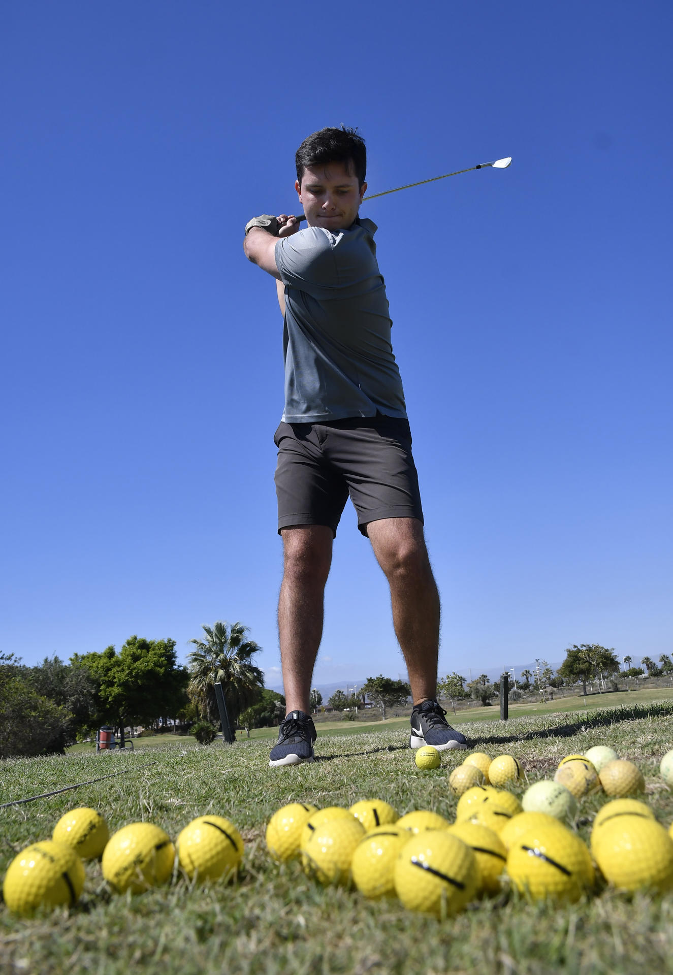 Un golfista hace deporte en el campo Alboran Golf en El Toyo, Retamar (Almería). En plena época de sequía, muchas voces se tornan críticas al hablar de los campos de golf, aunque estos defienden que tan sólo suponen el 0,1 % de todo el regadío andaluz y, más importante aún, que la “inmensa mayoría” de los instalados en Andalucía usan aguas residuales depuradas que en ningún caso servirían para abastecer a los ciudadanos EFE/Carlos Barba
