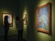 Unas visitantes junto a "El gallo morado" , una de las más de 150 obras queintegran en el Palau Martorell de Barcelona, la exposición "Marc Chagall. El color de los sueños", que recorren de forma exhaustiva la trayectoria del artista, desde los ritos y tradiciones rusas y judías de su niñez, sus obras en torno a la Biblia, su relación con la literatura, ilustraciones y su fascinación por el circo y París.EFE/ Enric Fontcuberta