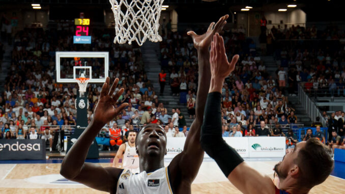 El jugador del Real Madrid Ismaila Diagne recoge un rebote ante Barcelona Tomas Satoransky durante el Partido Real Madrid v Barcelona de la Liga Endesa de baloncesto en Madrid 1 de Octubre de 2023. EFE/Sergio Pérez
