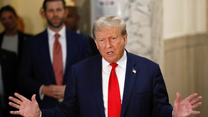 El expresidente de EE.UU. Donald J. Trump a su llegada a un tribunal de Nueva York, este 4 de octubre de 2023. EFE/Peter Foley
